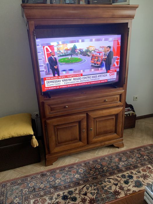 Movel de TV de Madeira Maciça.