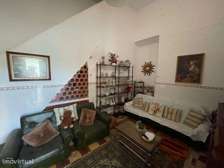 Propriedade de utilização mista, destinada a habitação e comércio, ...