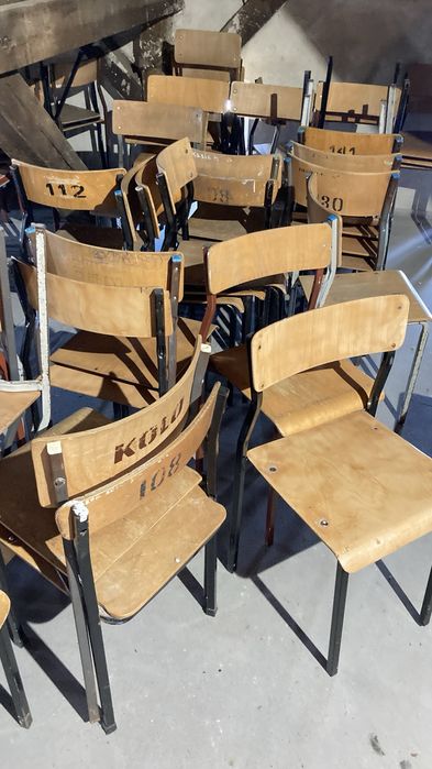 Krzesła szkolne……..