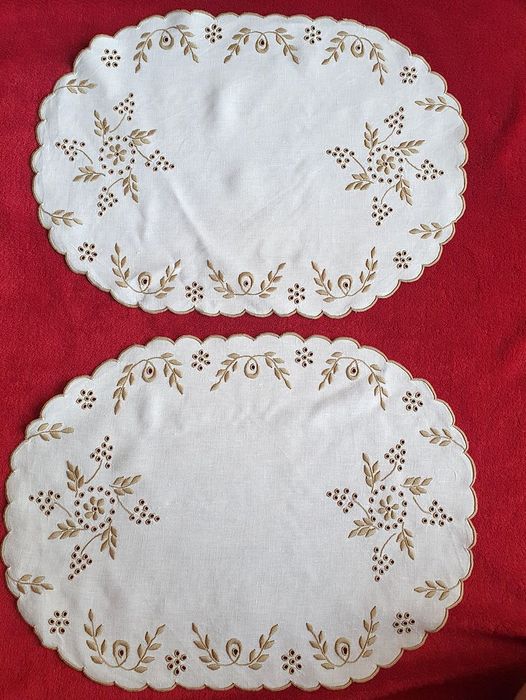 Conjunto de naperons em linho e bordado original da Madeira