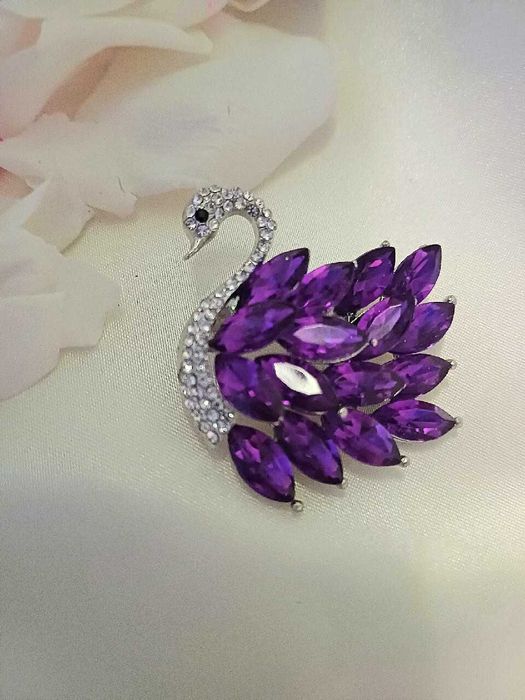 Broszka - Łabędź- fioletowe kryształy górskie