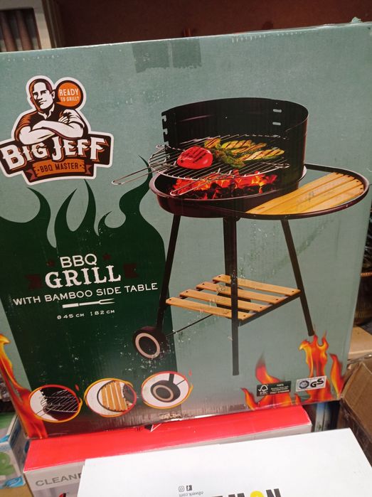 Grill BBQ z drewnianą półką