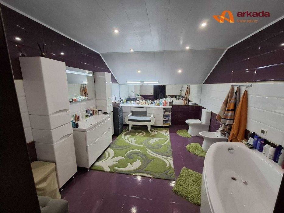 Просторий будинок із відпочинковим комплексом. Продаж