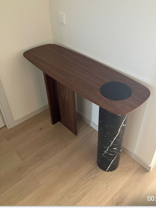 Consola Khalo, em madeira e mármore