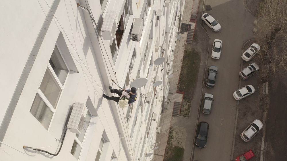 Поздравление альпинистами ! Подарок через окно !