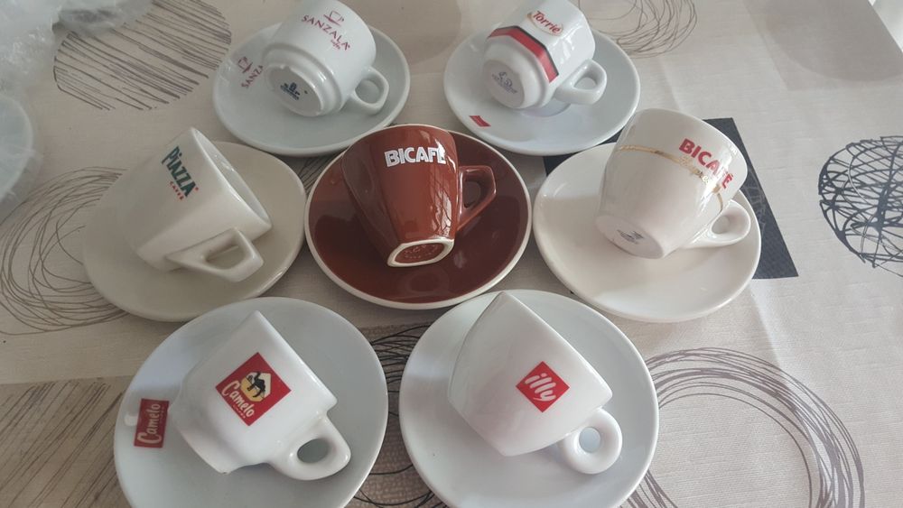 Diversas chávenas de coleção