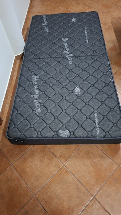 Colchão de cama dobravel.