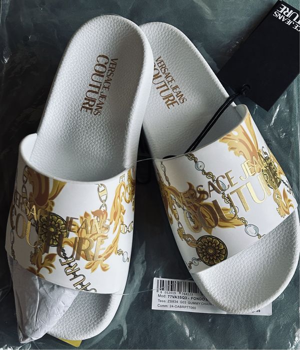 Klapki Versace Jeans Couture biale z barokowym wzorem w zlotawym kolorze 39