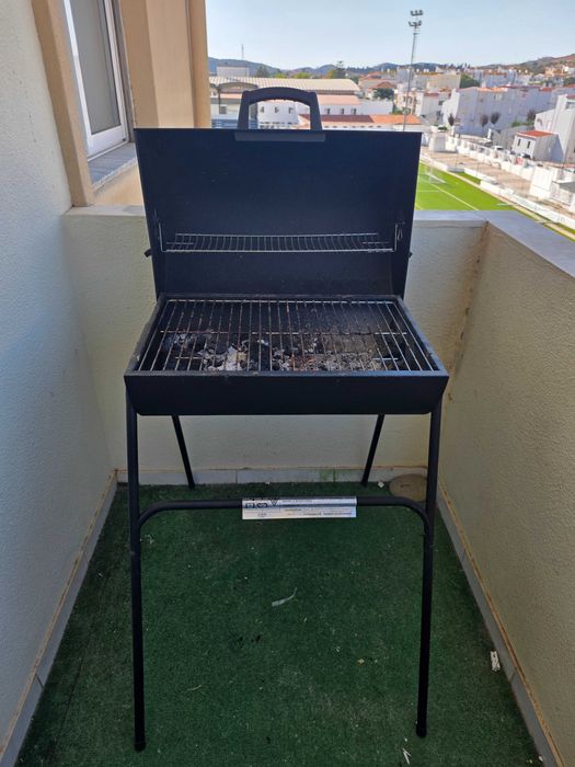 Churrasqueira/Barbecue a Carvão com Tampa + Função Fumeiro