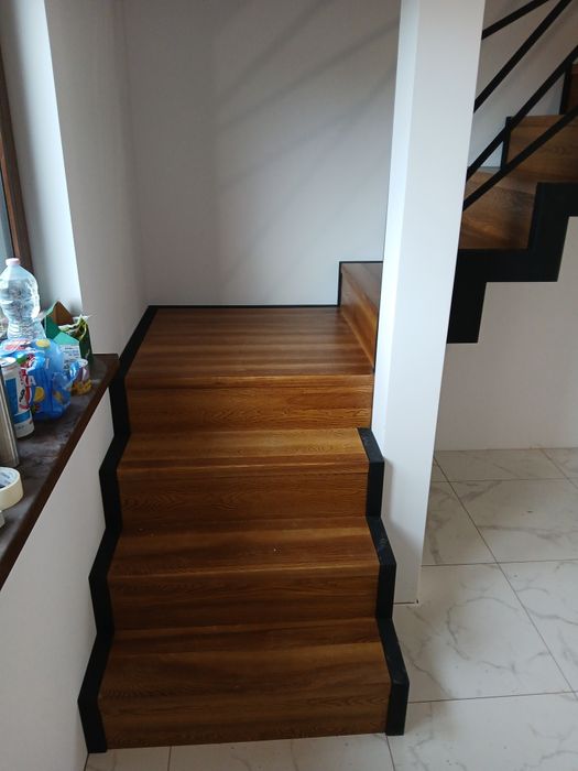 Schody metalowe drewniane balustrady