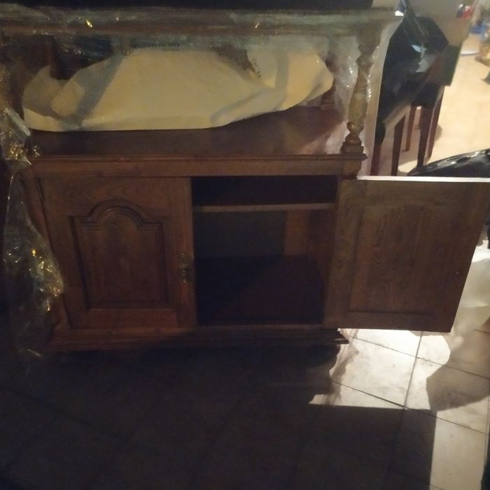 Móvel em madeira com duas portas e prateleira no interior