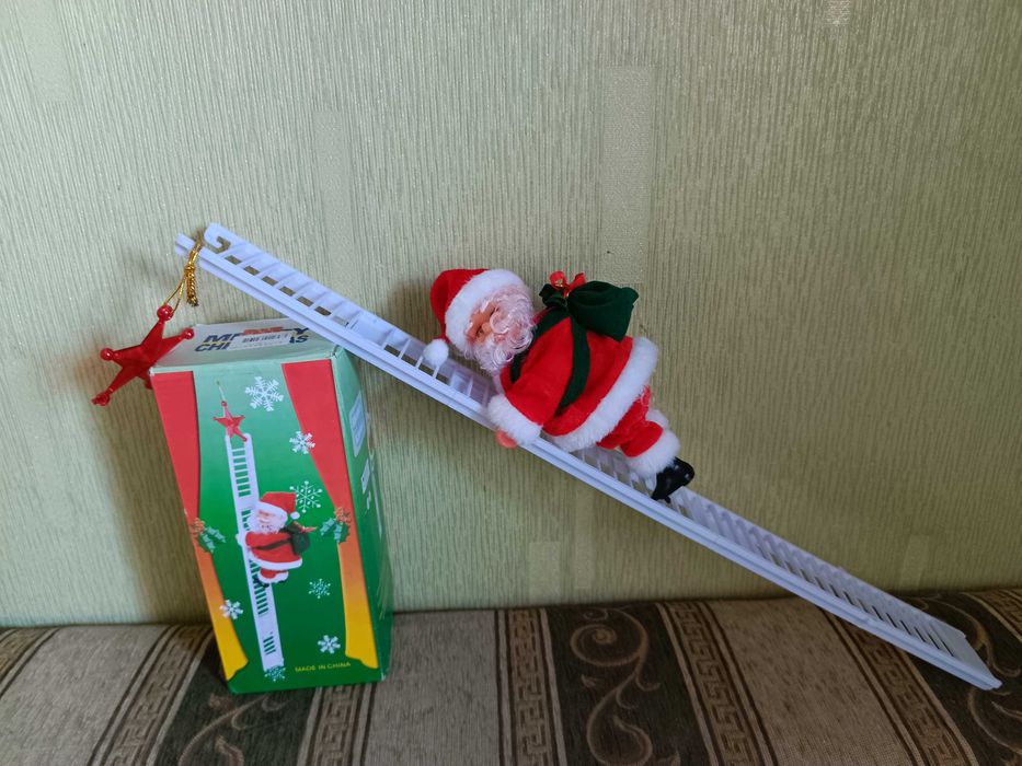 Новорічна музична іграшка Санта Клаус на драбині