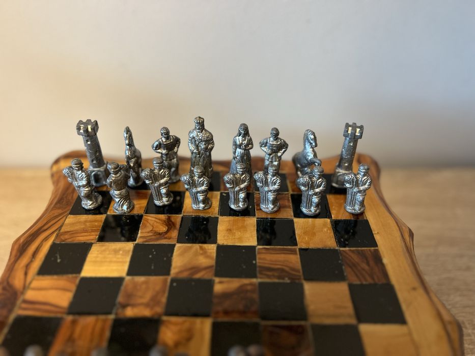 Drewniane szachy z metalowymi figurkami