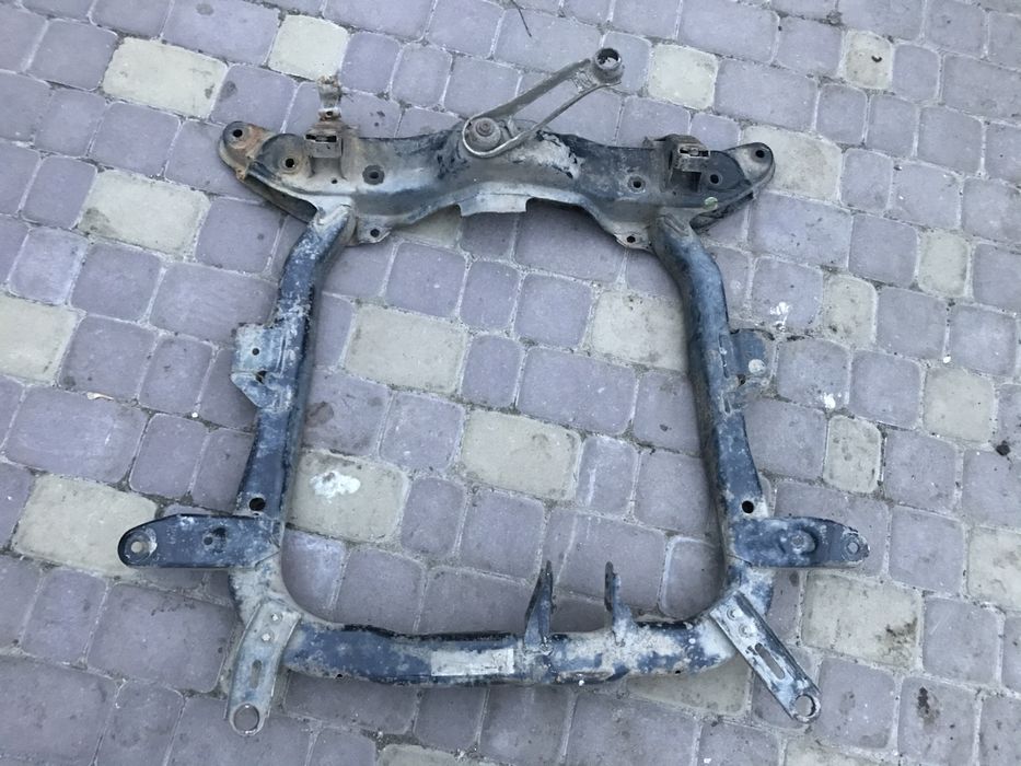 Підрамник передня балка