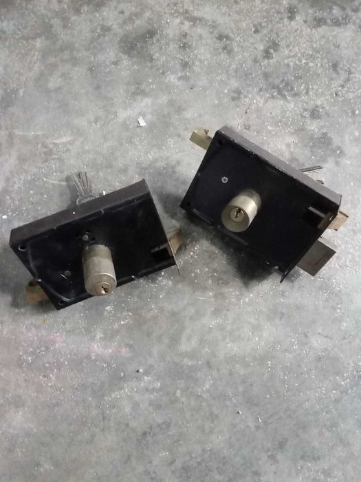 Fechaduras de portas - duas, com chaves