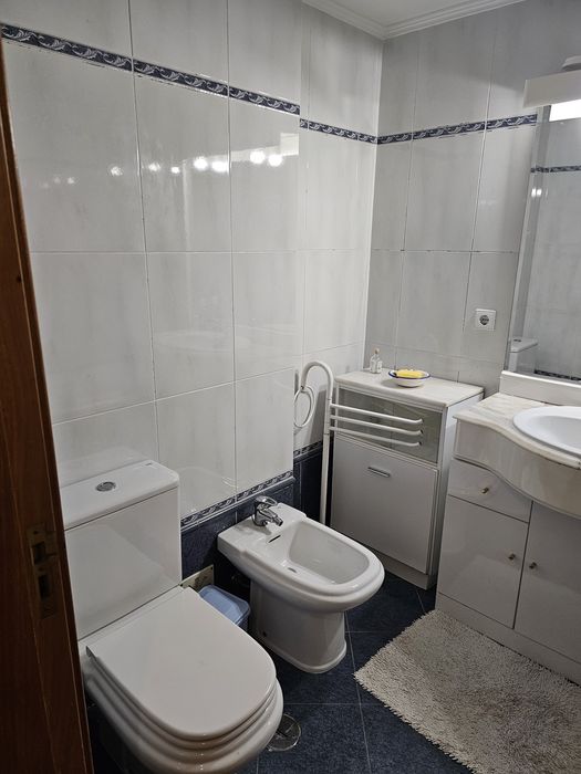 Alugo quarto espaçoso mobilado com tv e varanda