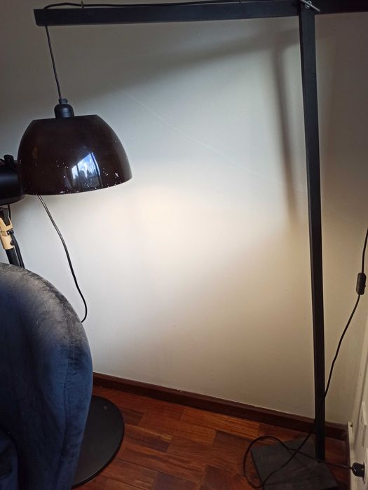 Poltrona VidaXL + Candeeiro Preto. Excelente estado! Preço INCRIVEL!