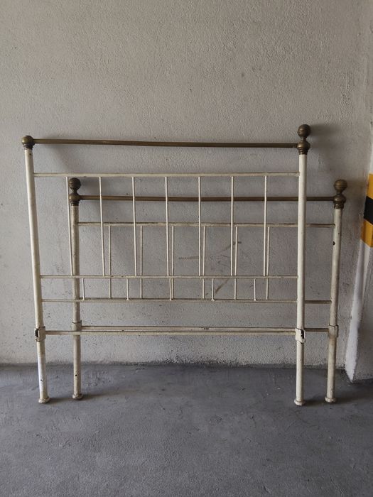 Cama de ferro antiga