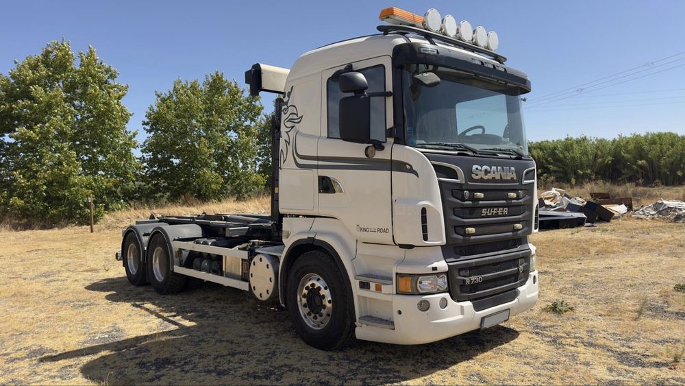 Scania R730 V8, ano 2011, equipado com sistema porta-contentores