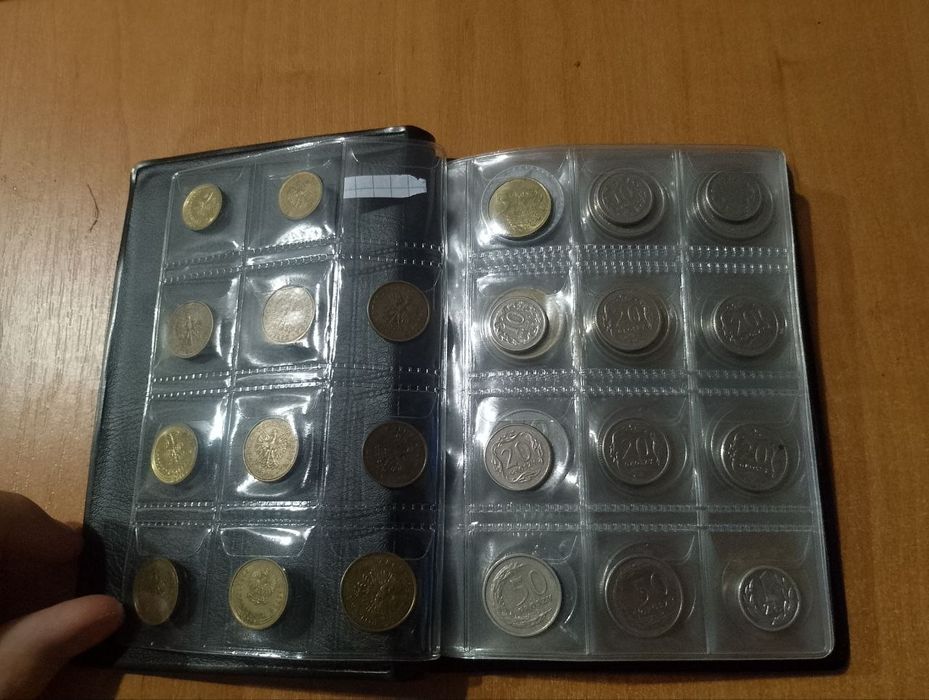 Альбом з різними монетами