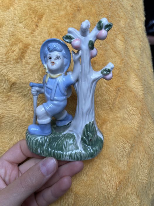 Porcelanowa figurka chlopiec i drzewo