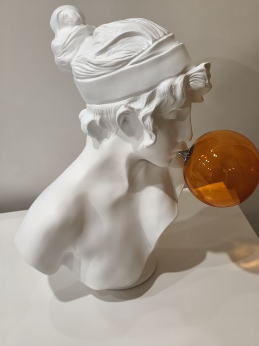 Estátua Decorativa Moderna com Bola Dourada – Peça de Design Premium