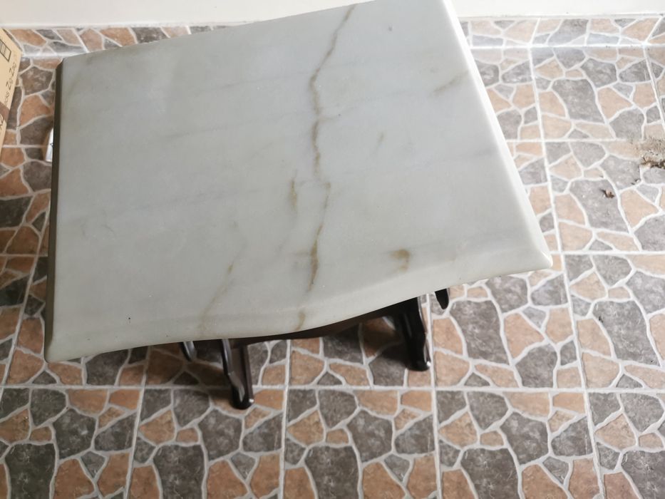 Móvel em mogno com pedra mármore