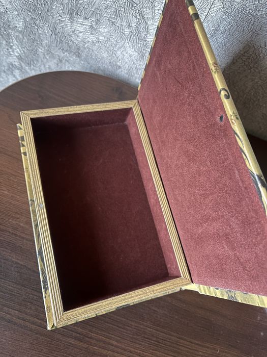 Шкатулка скринька в вигляді книги