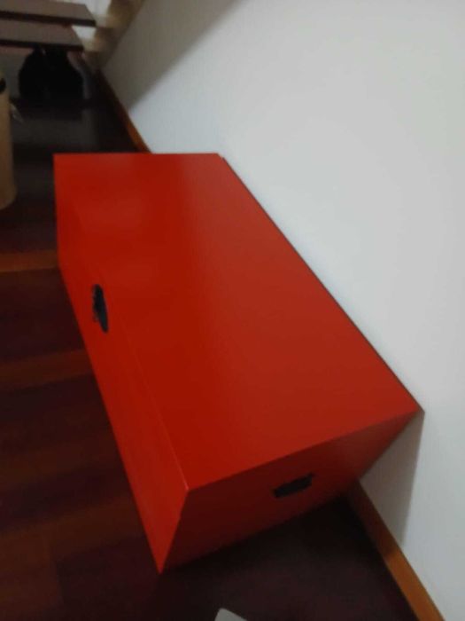 Baú, vermelho, aspeto oriental
