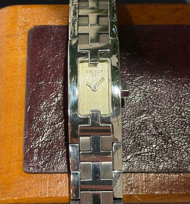 Zegarek marki Tissot, model L820P, lata 2000-te. Damski