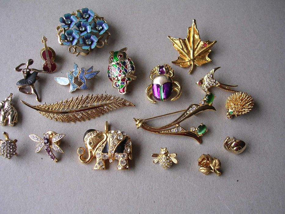 Stare ladne broszki z kamieniami.