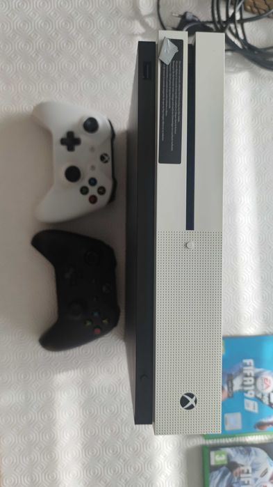 Xbox One + 3 jogos com 2 comandos