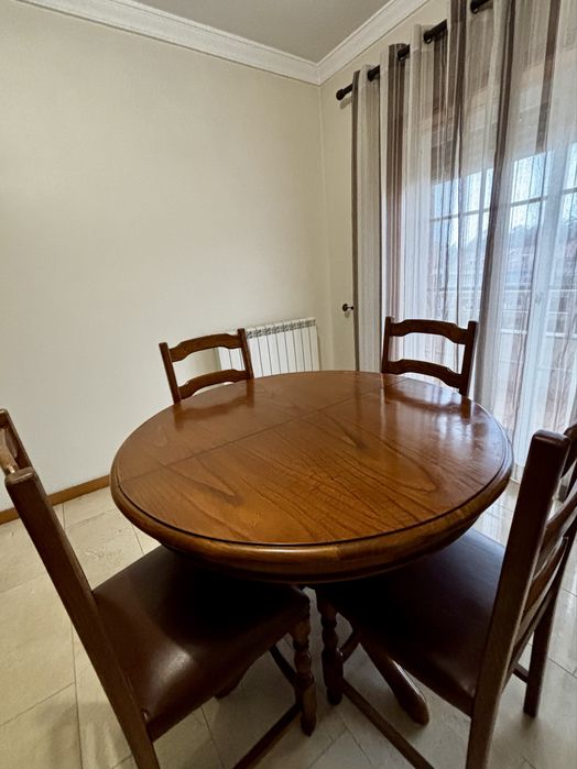 Mesa de Jantar Extensível em Madeira de Castanho + 4 Cadeiras