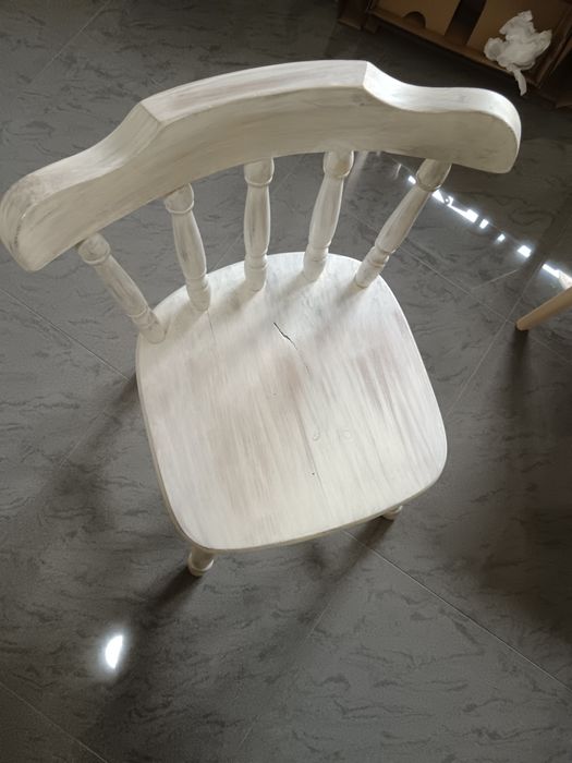 mesa de cozinha de madeira com quatro cadeiras