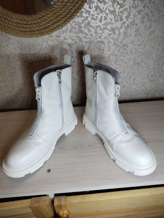 стильні черевики жіночі шкіряні lifepert молочного кольору white boots