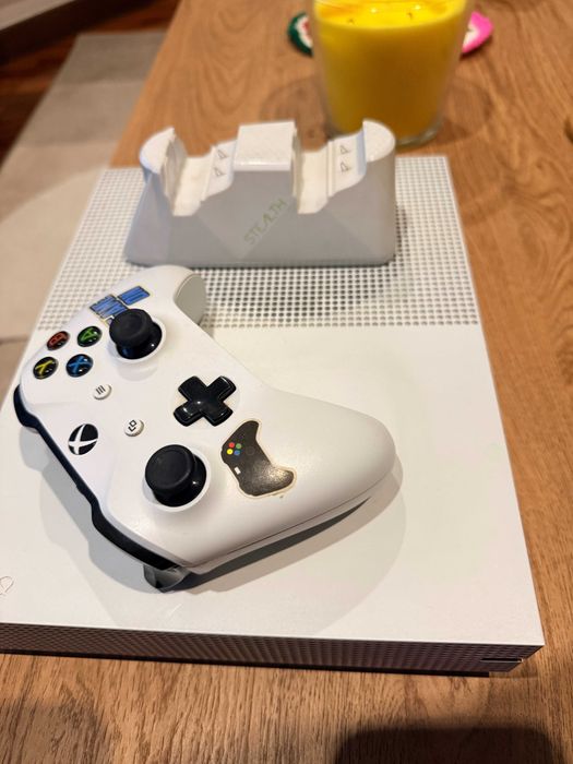 Xbox One S + 1 Comando + Base de Carregamento