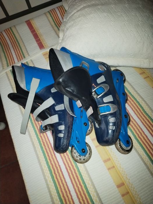 Patins em linha azuis