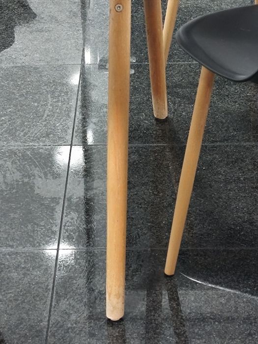 Mesa branca redonda com 80cm