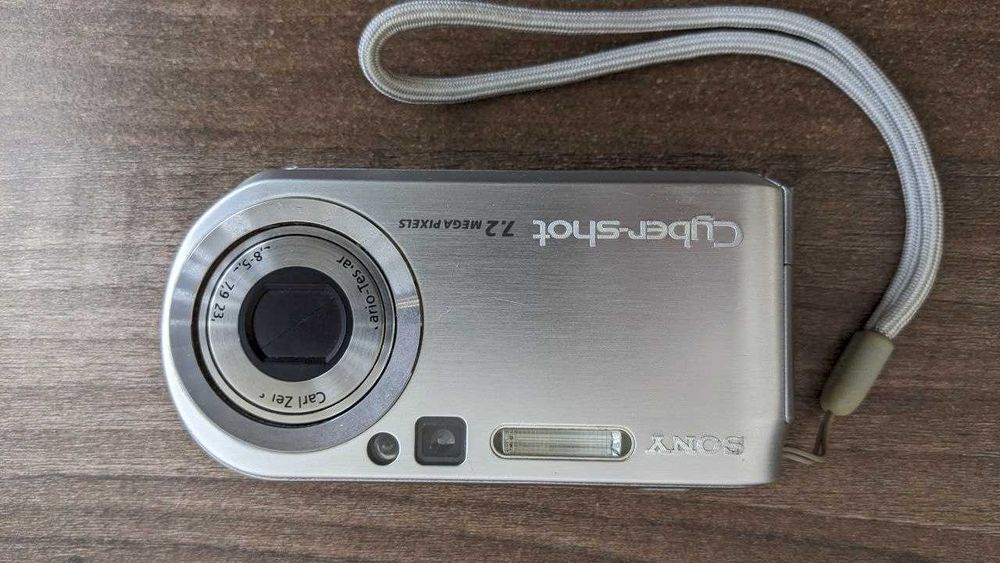Фотоапарат Sony Cyber-shot DSC-P200