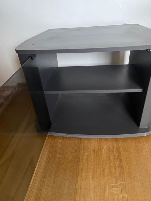 Móvel TV preto com porta de vidro