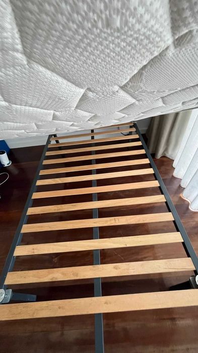 Cama individual + colchão (estrutura metálica com ripas de madeira)