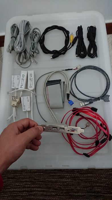 Vários cabos para PC e telefone
