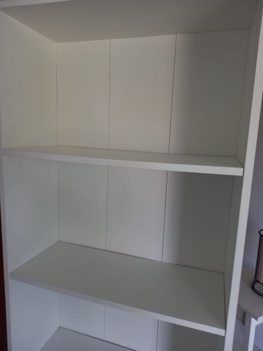 Movel branco de pesteleiras