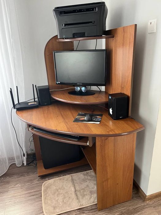 Компʼютерний стіл