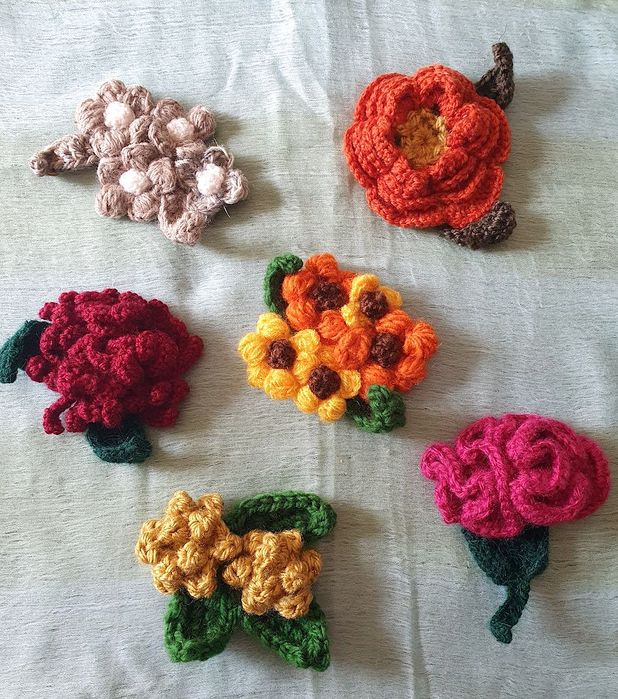Flores em croché com alfinete para diversas aplicações