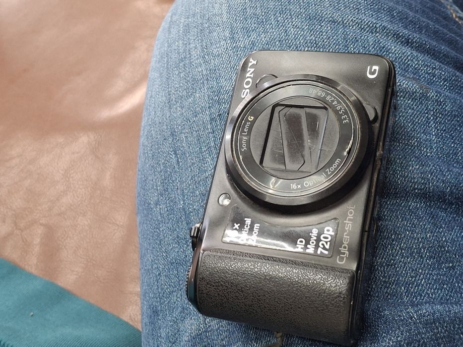 Sony Cyber-Shot DSC-H90.
