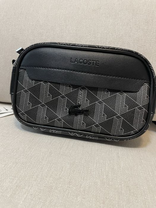 Bolsa tiracolo Lacoste preta com padrão monograma