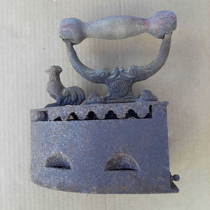 Ferro de engomar a brasas com galo, Oliva