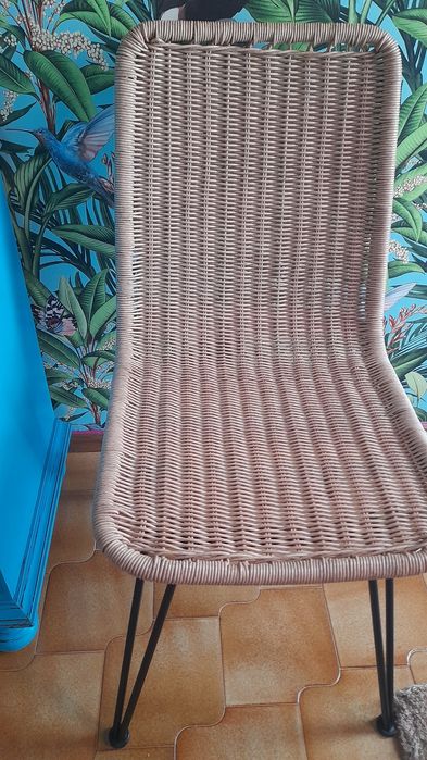 2 cadeiras , sem defeitos. Modernas.