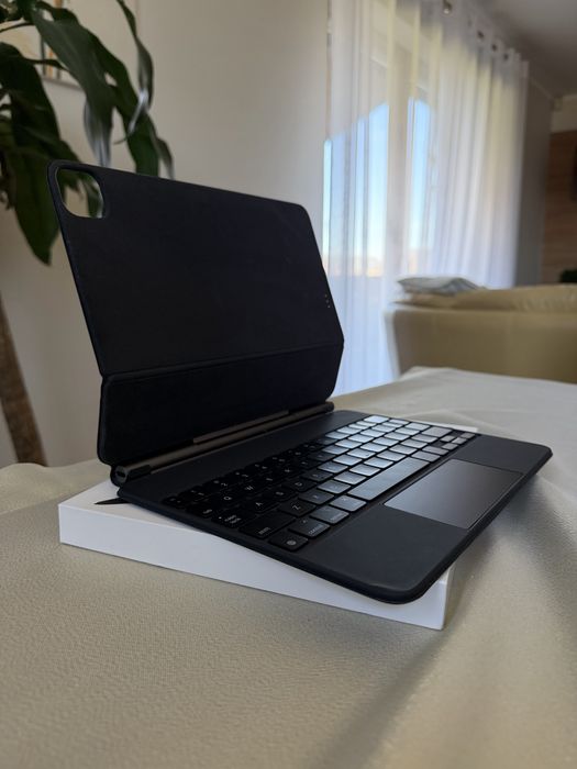 iPad Magic Keyboard/ iPad 11